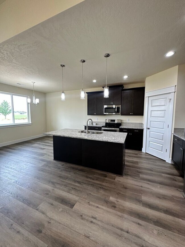 Building Photo - Exquisite Home With Three Bedrooms & Two B...