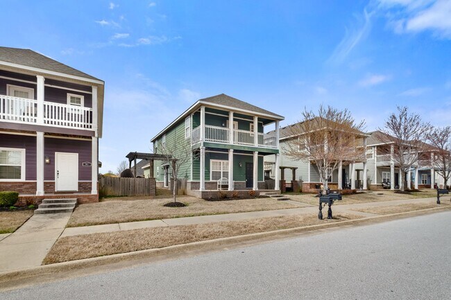 Foto del edificio - Updated 3 Bed | 2.5 Bath Home with Balcony...