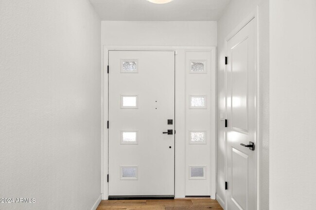 Building Photo - 2601 E Sahuaro Dr