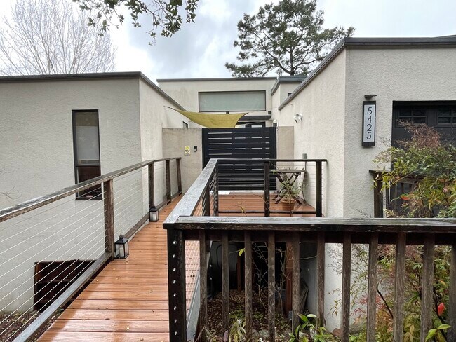 Building Photo - 5425 Leona St