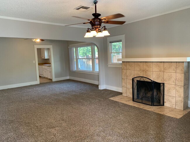 Building Photo - Downtown Charming Home