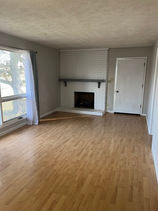 Building Photo - 205 W Lake Dr