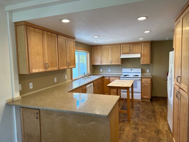 Building Photo - Beautifully updated 3 bedroom 1 bath home ...