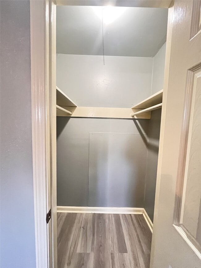 Building Photo - 911 Byrne St