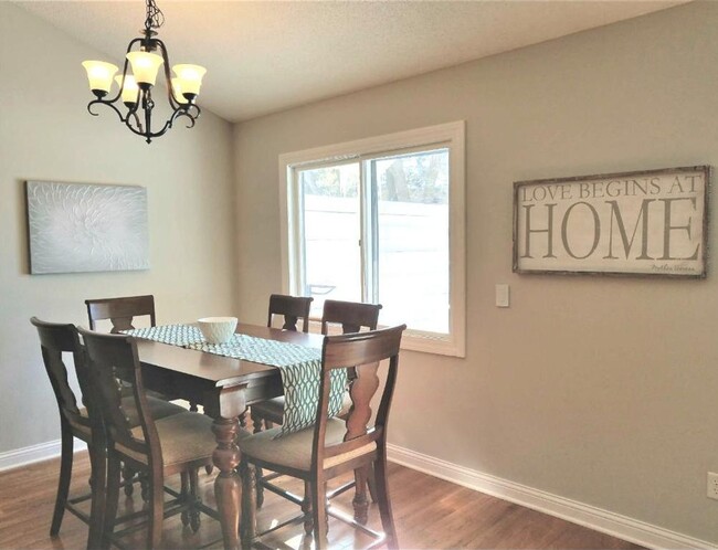 Building Photo - Beautiful Townhome with open floor plan 3 ...