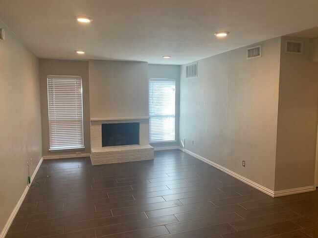 Foto del edificio - Modern 2 Bedroom, 2 Bathroom Condo in the Heart of Vibrant Oaklawn!