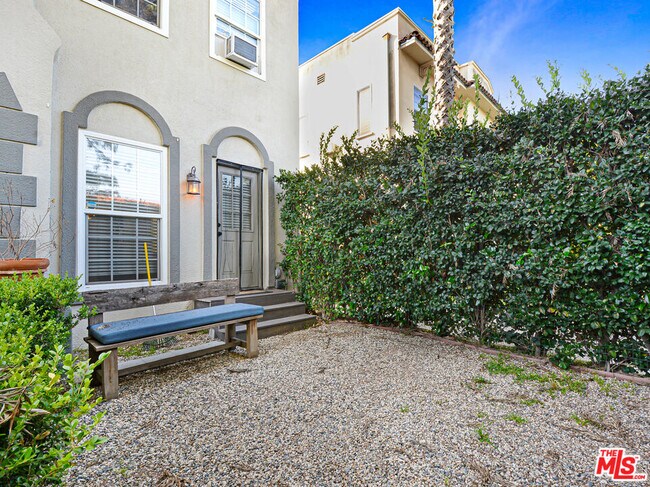 Foto del edificio - 1357 Cloverdale Ave