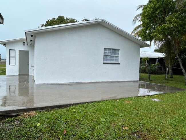 Building Photo - 329 W Aztec Ave