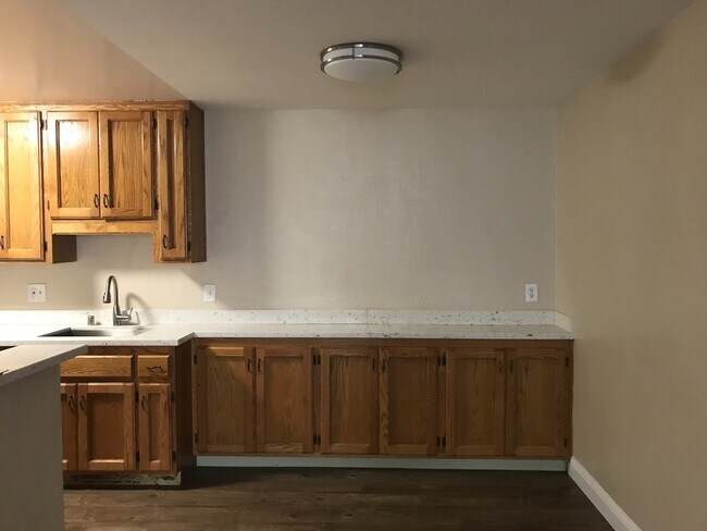 Foto del edificio - Make This Condo A Place You Can Call Home!!