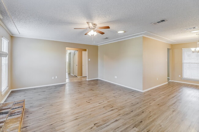 Foto del edificio - 1350 Greenbriar Ln