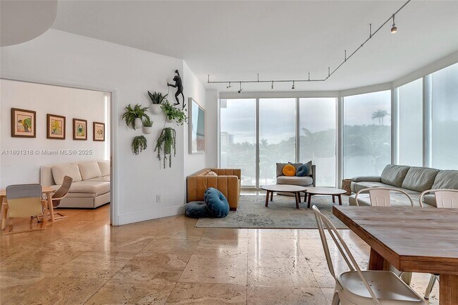 Foto del edificio - 300 South Pointe Dr