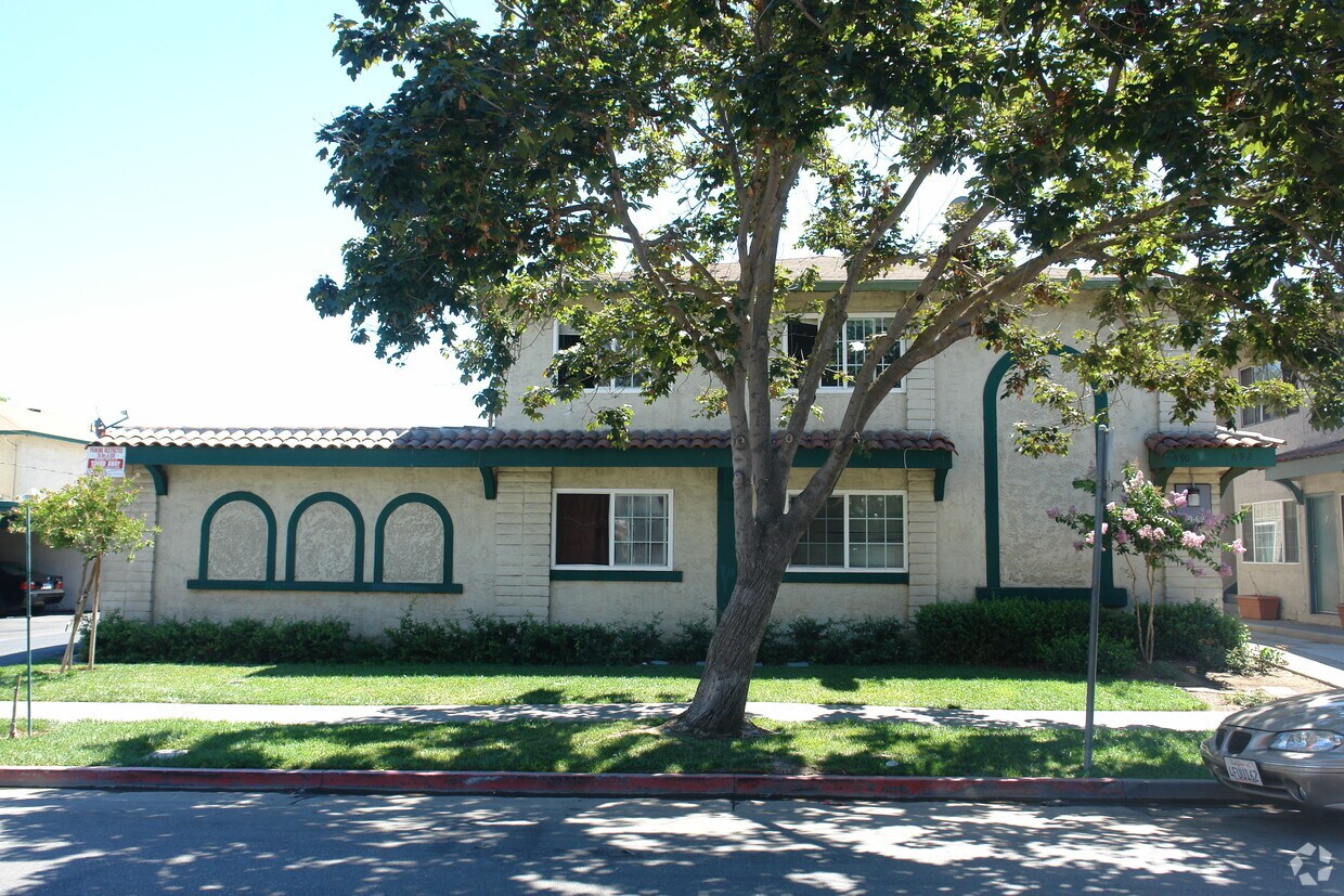 Building Photo - 690-698 Richmond Ave