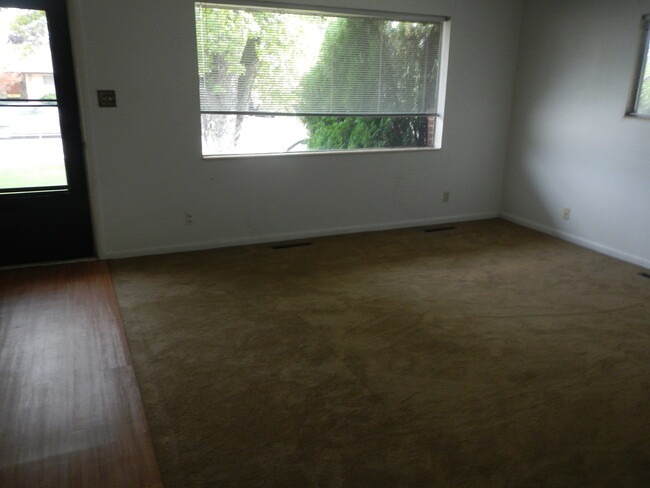 Living room - 190 W 800 S