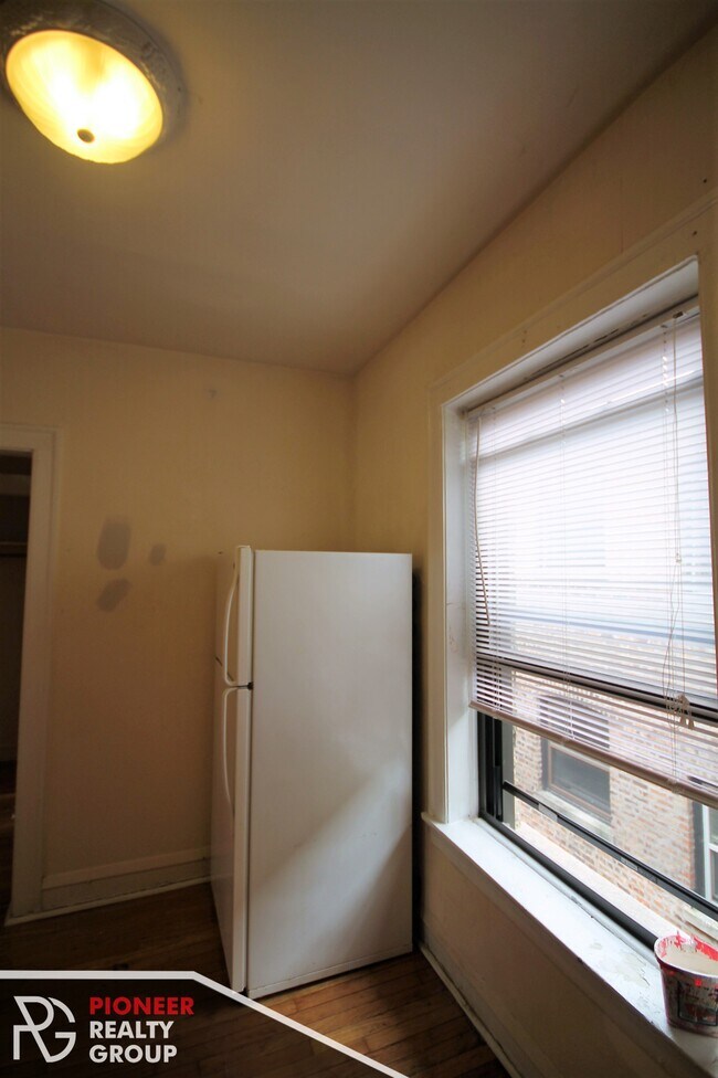 Building Photo - 5941 N Paulina St