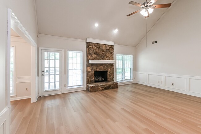 Foto del edificio - 301 Locust Grove Dr