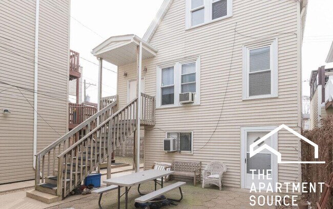 Building Photo - 1721 W Nelson St