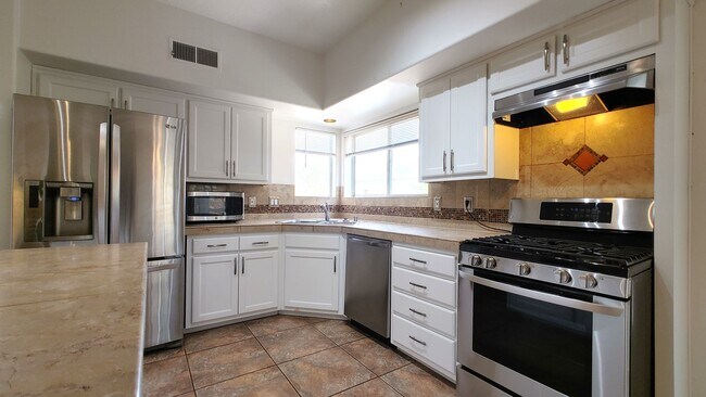 Foto del edificio - Beautiful 4 Bedroom 2.5 Bathroom House Located In The NE!