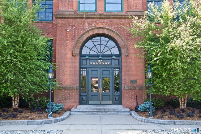 Building Photo - 25 Grand St