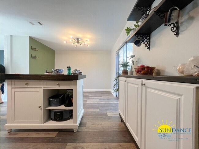 Building Photo - 2 Bedroom home with custom upgrades in the heart of Destin!