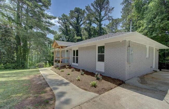 Photo - 985 Frontier Trail SW House