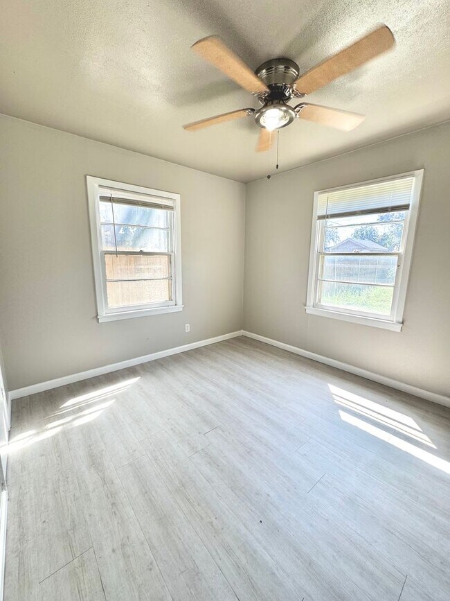 Foto del edificio - 4 Bed 2 Bath Move In Ready! Pre-Leasing