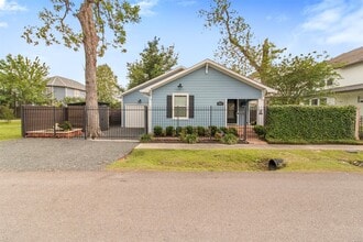 Building Photo - 814 E 23rd St