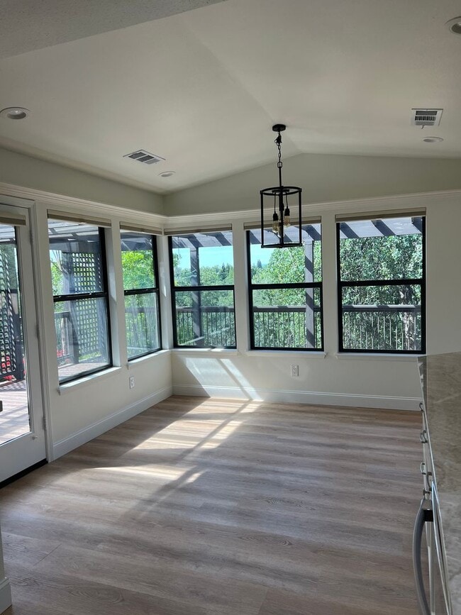 Foto del edificio - Beautiful Updated West Redding Home!