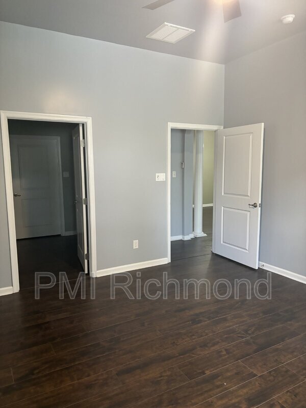 Foto del edificio - 5712 Riverside Pl