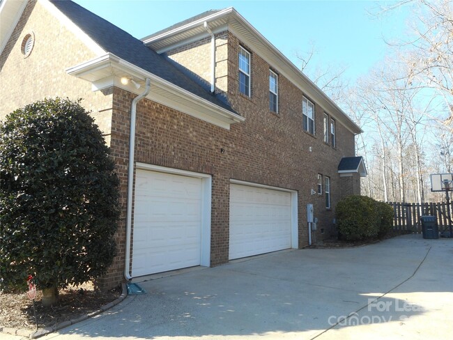 Building Photo - 8912 Nellie Lane