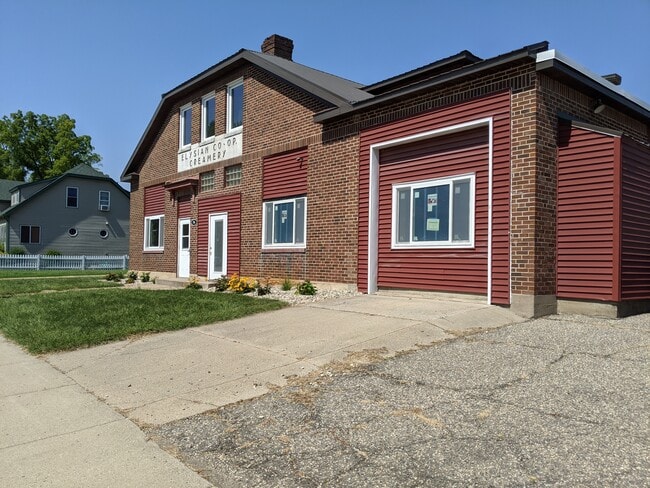 Building Photo - 196 W Main St