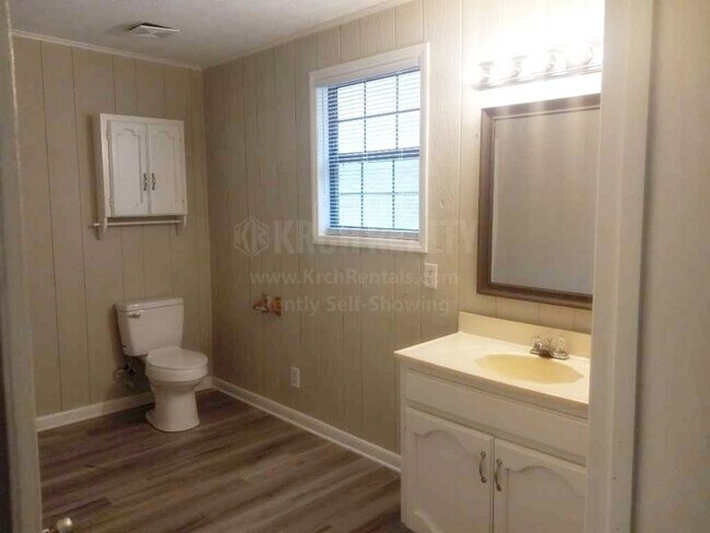 Building Photo - Cozy 2 bedroom, 2 bathroom home!