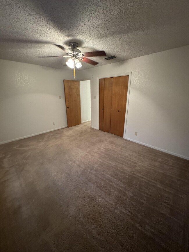 Foto del edificio - 206 Redwood Cir