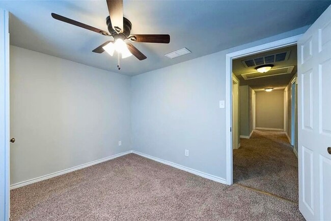 Building Photo - 502 Oak St