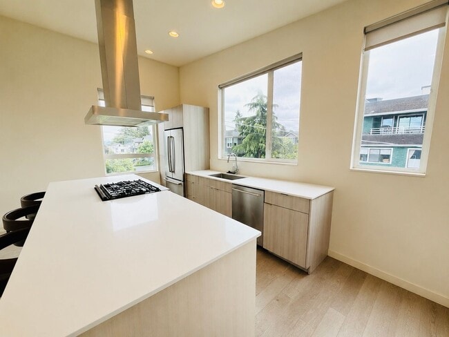 Building Photo - West Seattle/Pigeon Point Townhome