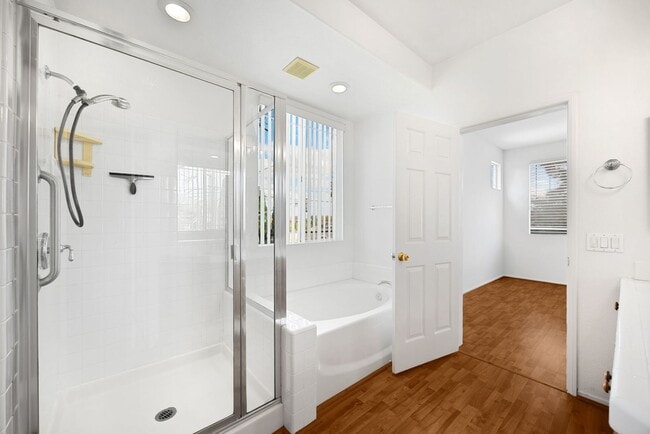 Foto del edificio - Adorable 2 Story 3 Bed 3 Bath Condo Gated Community