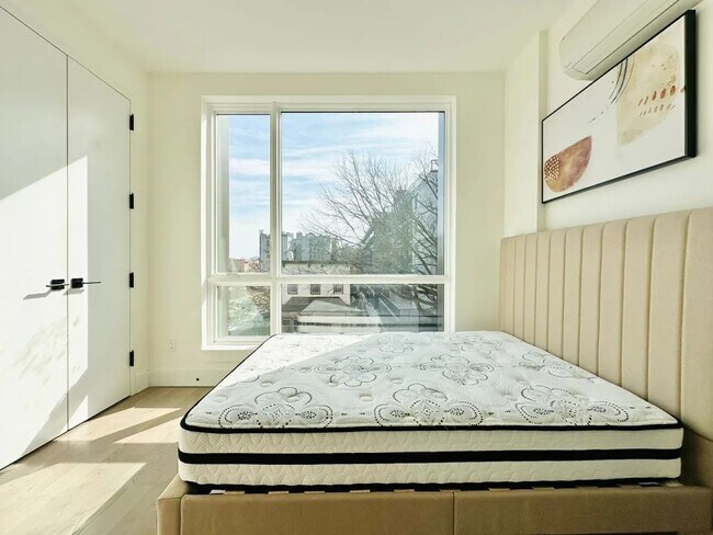 Foto del edificio - Furnished room/NOT APARTMENT