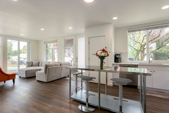 Building Photo - Newer Construction Student Housing Close t...