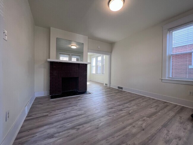 Building Photo - 2BR 2 Bath house with detached 2 door garage!
