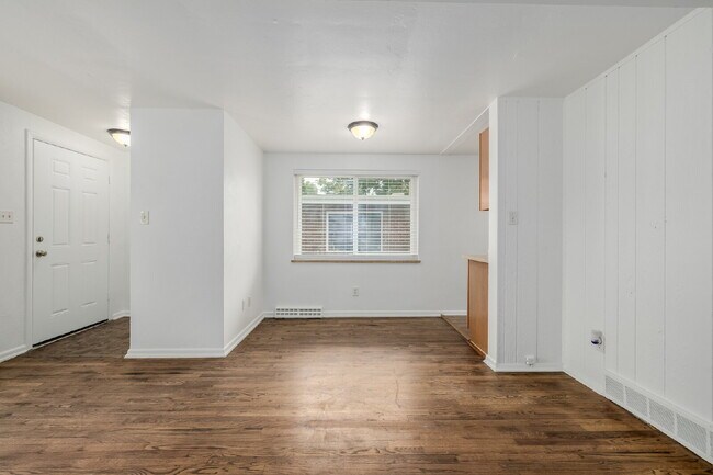 Foto del edificio - Remodeled 2 bedroom, 1 bath duplex for rent