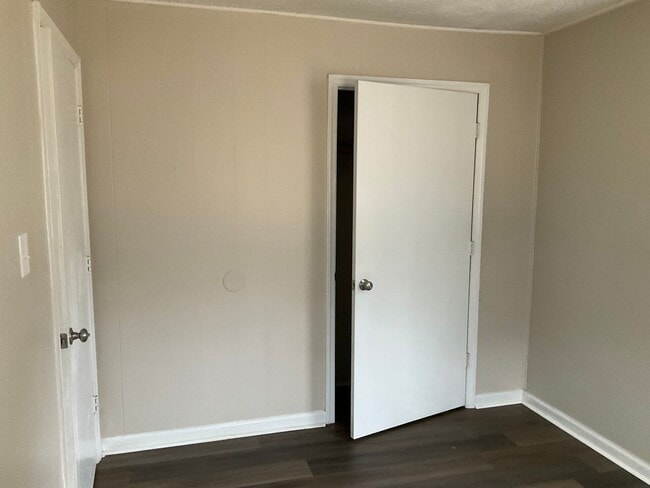 Building Photo - Cute 2 bedroom duplex that is centrally located. Just minutes to area bases, shopping and restaur...