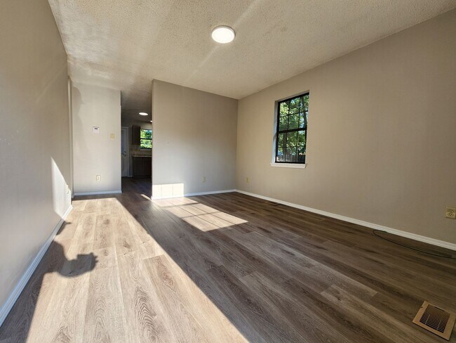 Foto del edificio - Spacious 2-Bedroom, 1-Bathroom Home AVAILA...