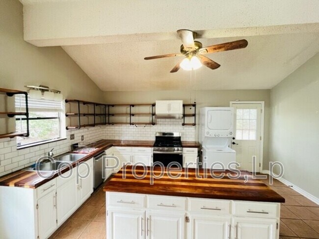 Building Photo - 108 Trophy Dr