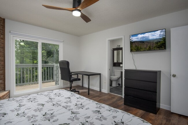 Foto del edificio - 28 Bass Lake Dr