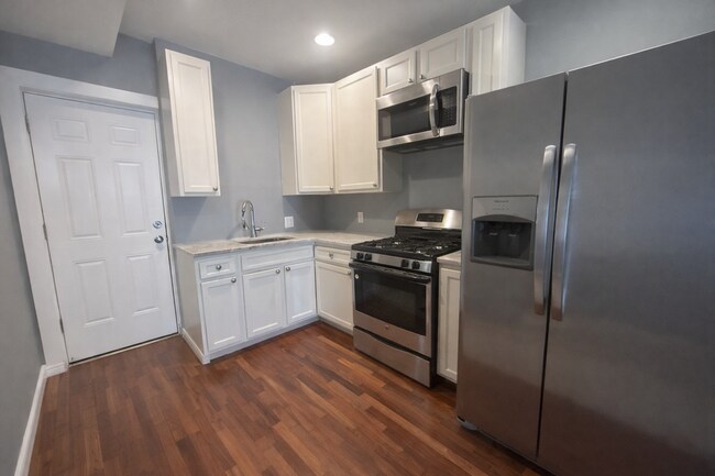 Foto del edificio - Two-Bedroom Rowhome with Modern Kitchen in Baltimore