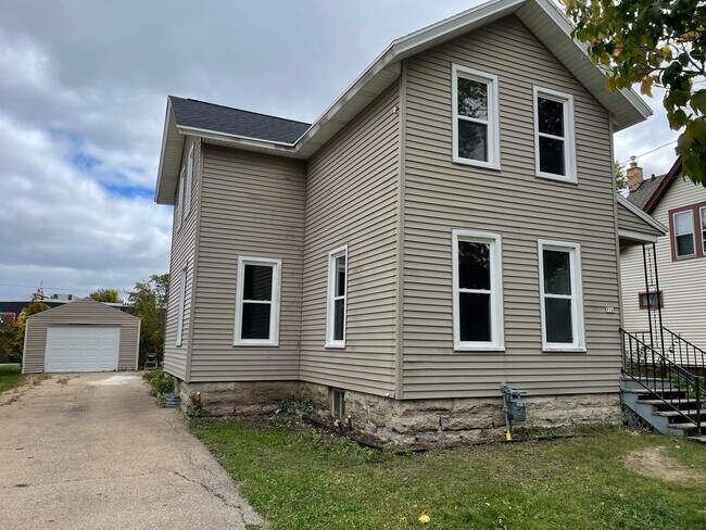 Building Photo - 916 Central St
