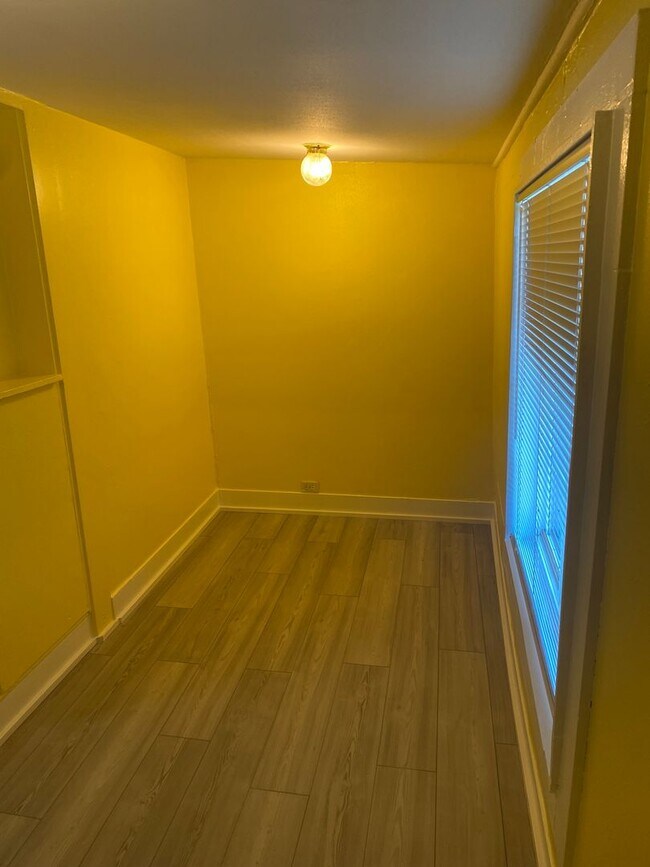 Building Photo - Recently updated - 4 Bedroom, 1 bath home ...