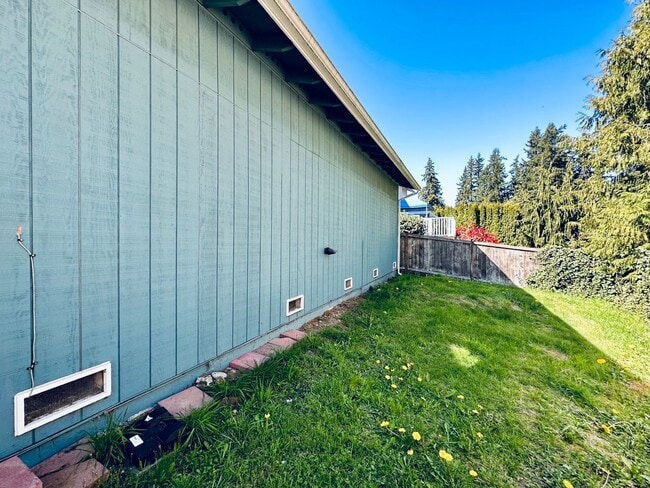 Building Photo - 11931 2nd Dr SE
