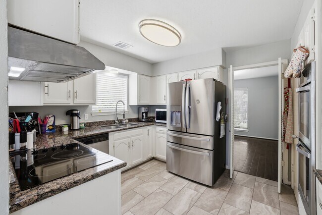 Foto del edificio - 15822 Echo Hill Dr