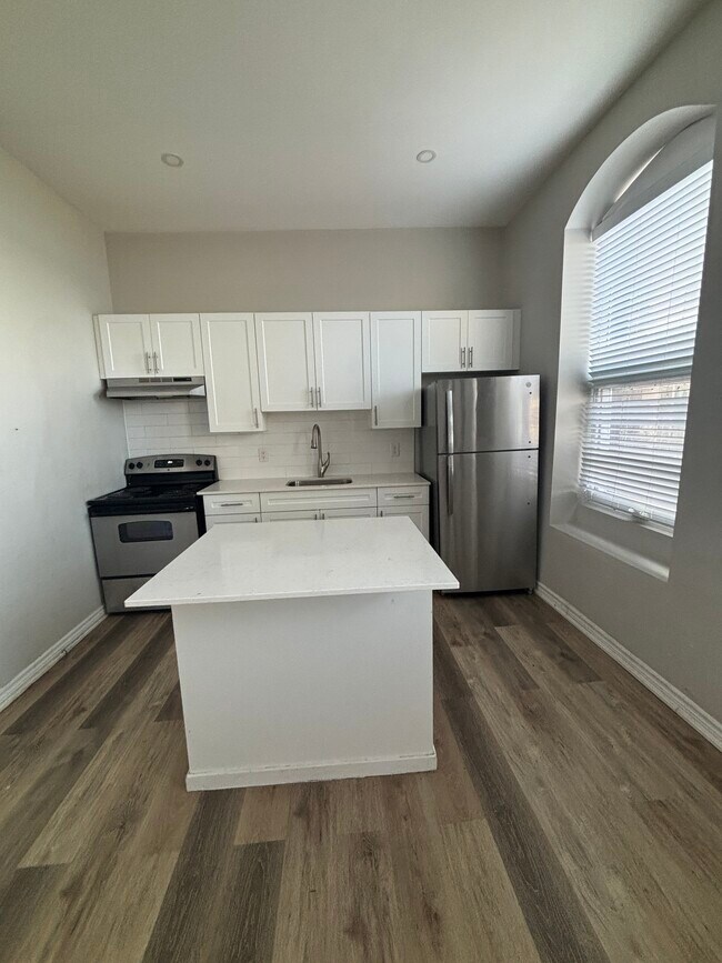 Photo du bâtiment - Beautifully Updated Studio Apartment in Downtown Sarnia!