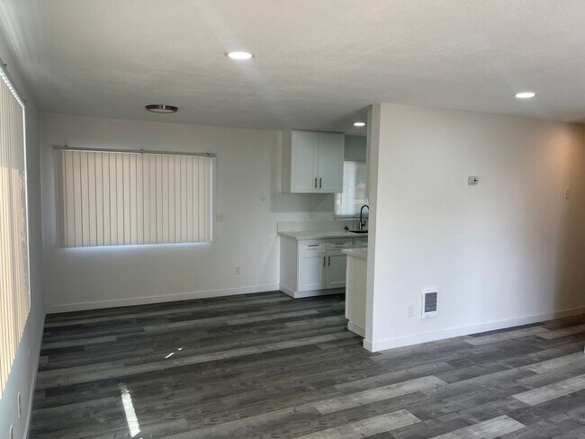 Foto del edificio - Fully remodeled 2 bedrooms 2 baths apartme...